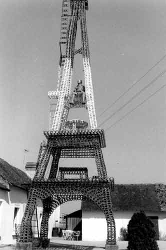 La tour Travert en fers à cheval, à Baugé, peinte à l'époque en bleu-blanc-rouge